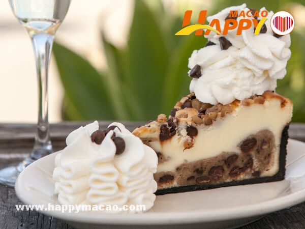 Chocolate_Chip_Cookie-Dough_Cheesecake_1