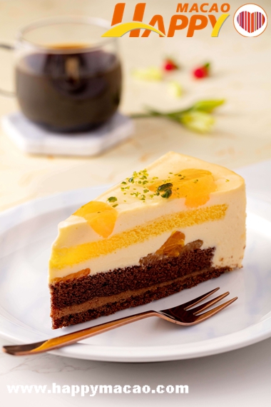 Starbucks_Mandarin_Orange_Chocolate_Mousse_Cake_1