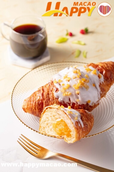 Starbucks_Orange_Croissant_1