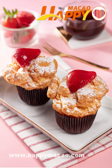 Starbucks_Strawberry_Custard_Cream_Puff_1